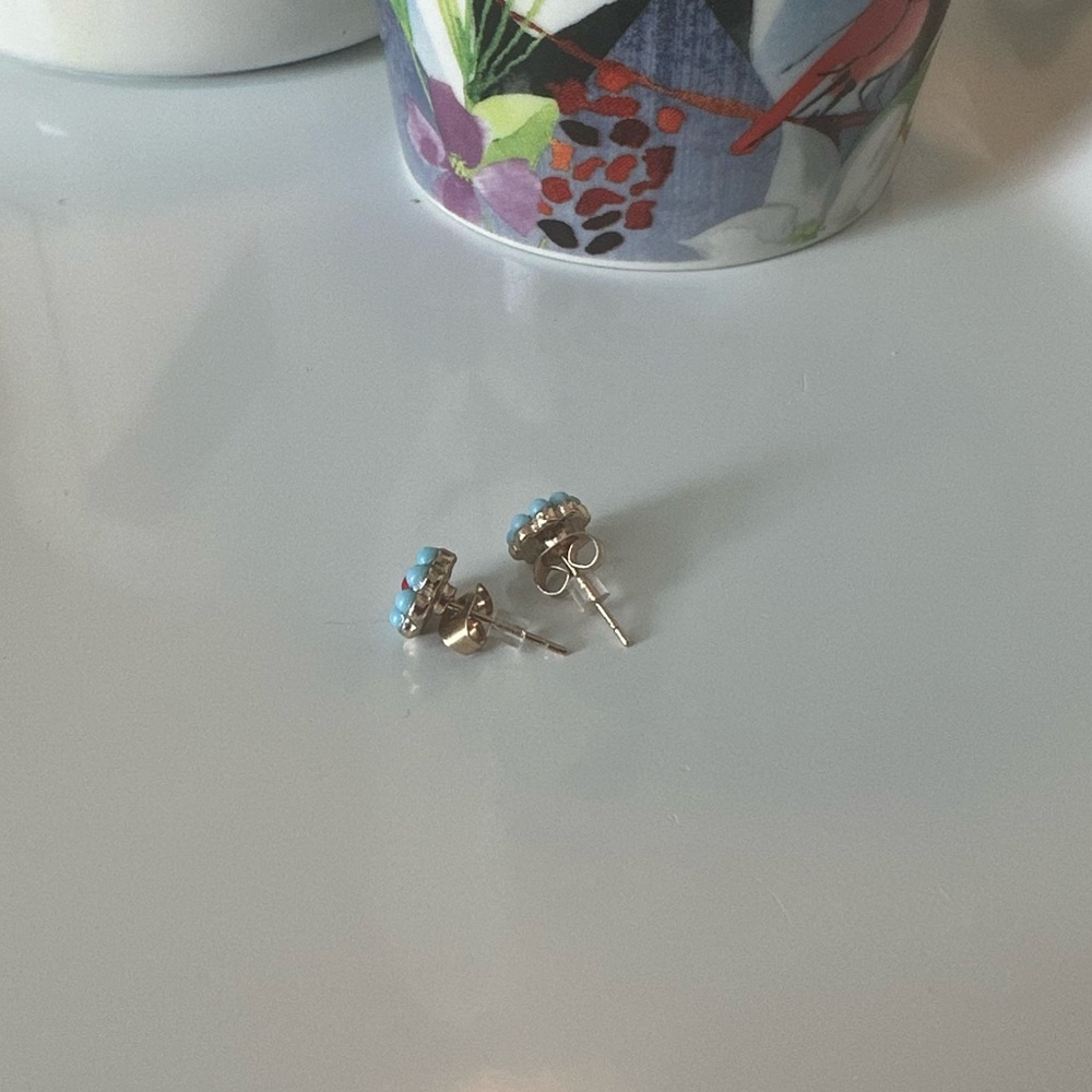 NWOT 🌼 floral stud earrings 🌼 - Picture 2 of 7
